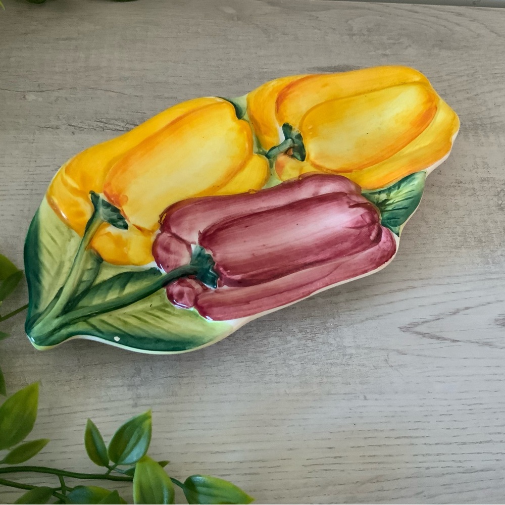 VINTAGE 1990 CERAMIC SERVICE DISH BELL PEPPERS MADE IN ITALY - Picture 1 of 4